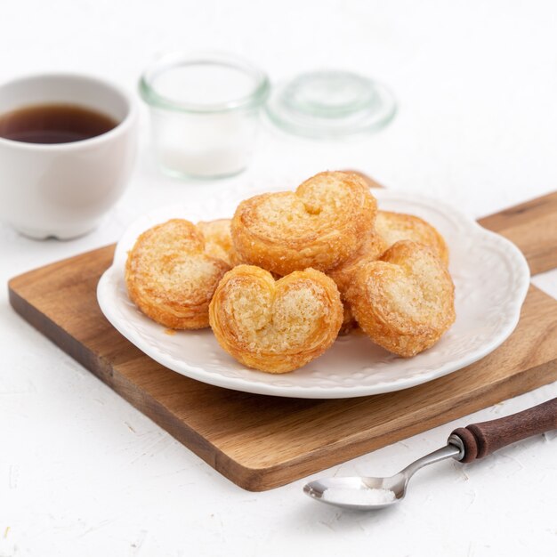 Deliciosos biscoitos folhados com borboleta Palmier em formato de coração