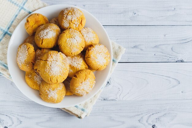 Foto deliciosos biscoitos frescos chamados feitos com açúcar branco, farinha de milho e azeite. biscoito de farinha.