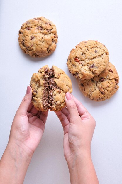 Foto deliciosos biscoitos recheados com chocolate