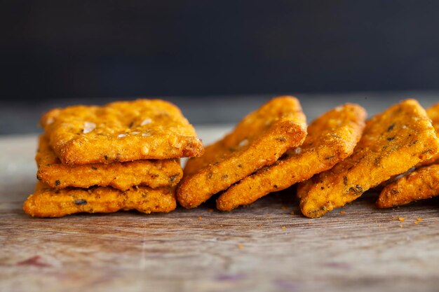 Deliciosos biscoitos retangulares crocantes feitos de farinha de trigo e tomate seco