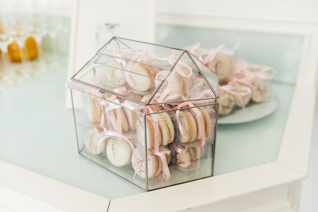 Deliciosos biscoitos rosa para convidados cerimônia de casamento