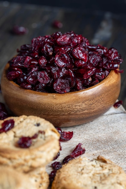 Foto deliciosos biscoitos secos feitos de farinha de alta qualidade com cranberries secas em cima da mesa