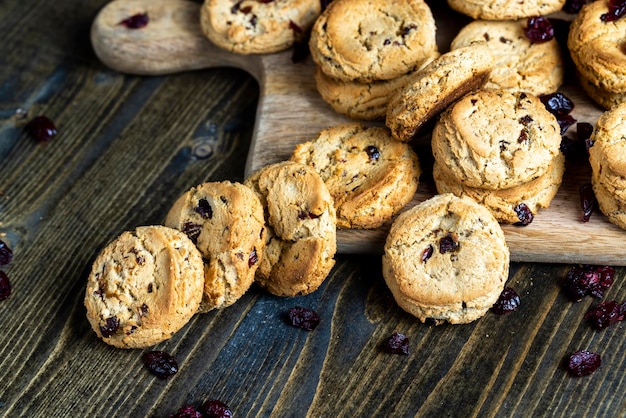 Deliciosos biscoitos secos feitos de farinha de alta qualidade com cranberries secas em cima da mesa