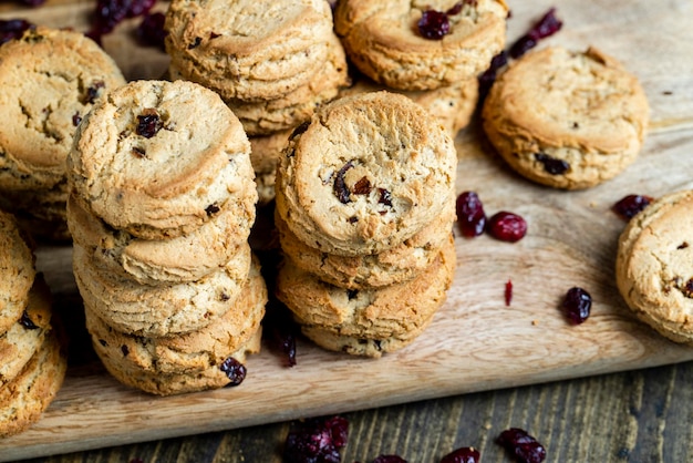 Deliciosos biscoitos secos feitos de farinha de alta qualidade com cranberries secas em cima da mesa