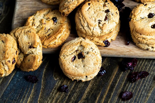 Deliciosos biscoitos secos feitos de farinha de alta qualidade com cranberries secas em cima da mesa