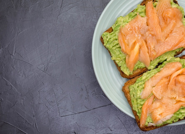 Deliciosos bocadillos con aguacate y salmón ahumado