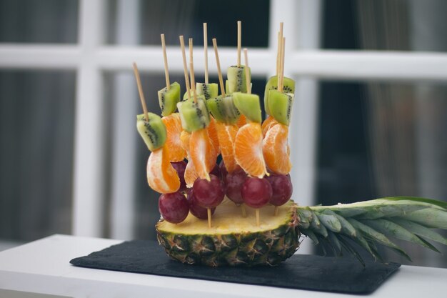 Deliciosos bocadillos de boda frescos en la mesa