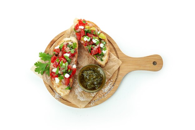 Deliciosos bocadillos bruschetta aislado sobre fondo blanco.