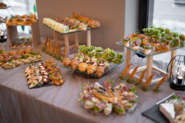 Deliciosos bocadillos navideños en la mesa, la comida es gourmet.