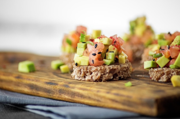 Foto deliciosos bocadillos con pan, aguacate y tomate. copiar espacio. el concepto de comida saludable vegetarianismo.