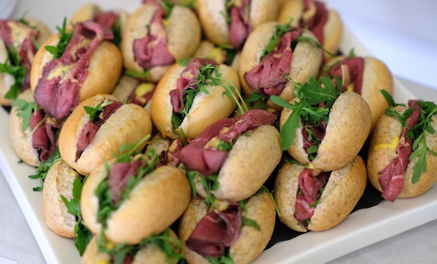 Deliciosos bocadillos en un plato sobre la mesa