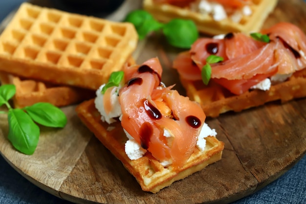 Deliciosos bocadillos de salmón con queso blanco sobre gofres