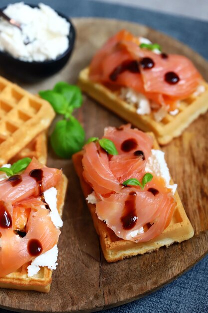 Deliciosos bocadillos de salmón con queso blanco sobre gofres