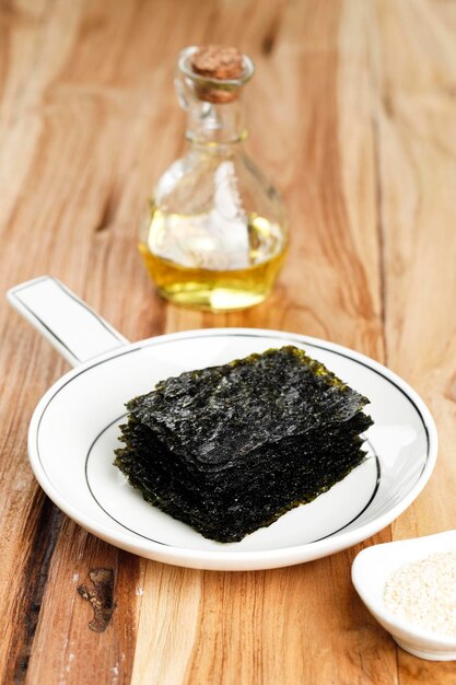 Deliciosos bocadillos de sésamo y algas marinas sazonadas con algas nori tostadas y secas, populares en Japón y Corea