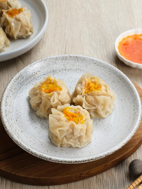 Deliciosos bolinhos chineses de Dim Sum servidos no prato Foco selecionado