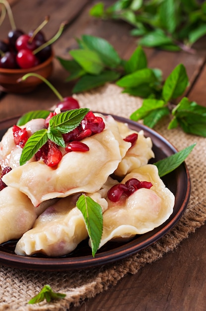 Deliciosos bolinhos com cerejas e geléia