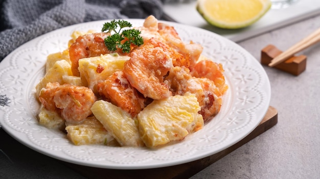 Deliciosos bolinhos de camarão frito com molho de abacaxi e maionese