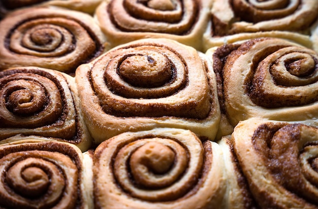 Deliciosos bolinhos de canela caseiros frescos e quentes Sobremesa tradicional americana