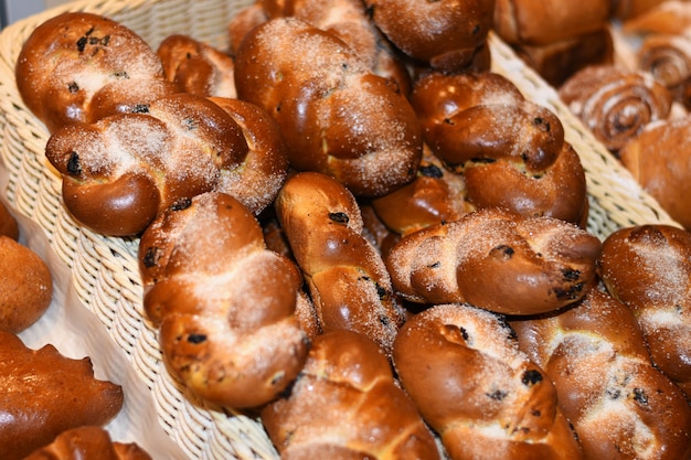 Deliciosos bollos, croissants, tartas y pan en la cesta.