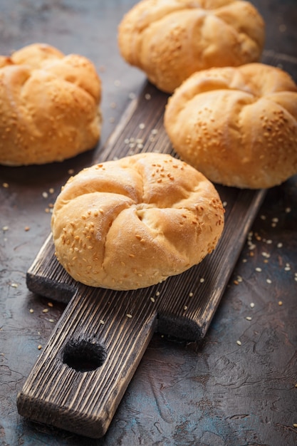 Deliciosos bollos frescos con semillas de sésamo