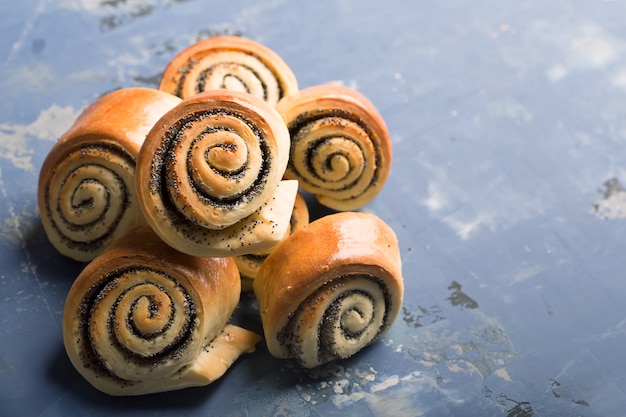 Foto deliciosos bollos horneados retorcidos