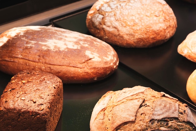 Deliciosos bollos de pan en una panadería o supermercado