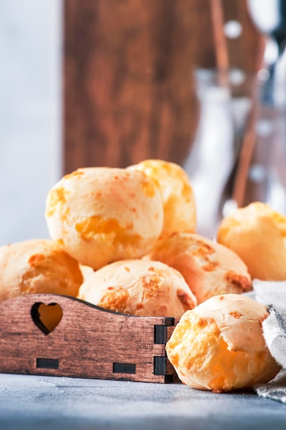 Deliciosos bollos de queso crema sobre fondo de mesa de cocina gris enfoque selectivo Lugar para texto