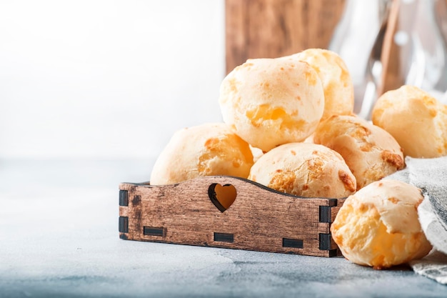 Deliciosos bollos de queso crema sobre fondo de mesa de cocina gris enfoque selectivo Lugar para texto