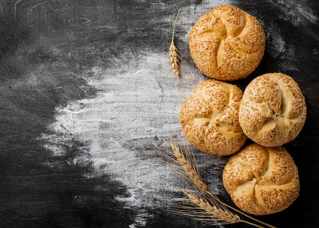 Foto deliciosos bollos con sésamo y harina