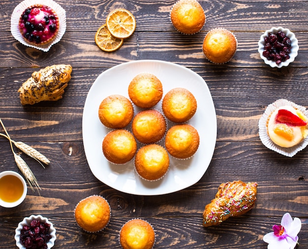 Deliciosos bolos caseiros com iogurte, sobre uma mesa de madeira