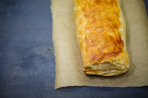 Deliciosos bolos caseiros com recheio de maçã. Torta de massa folhada.