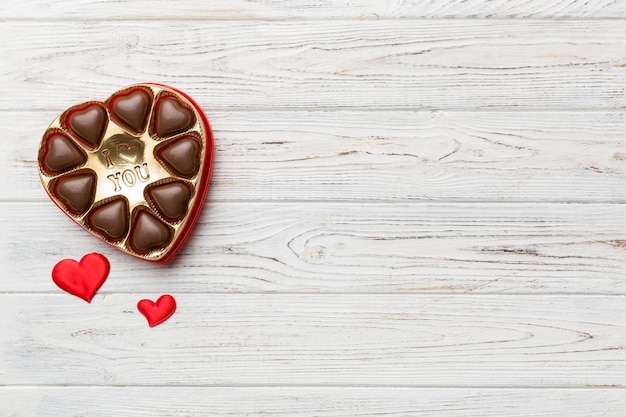 Deliciosos bombones de chocolate en caja roja para el Día de San Valentín. Vista superior de caja de chocolates en forma de corazón con espacio de copia.