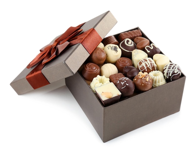 Deliciosos bombons de chocolate em caixa de presente isolada em branco