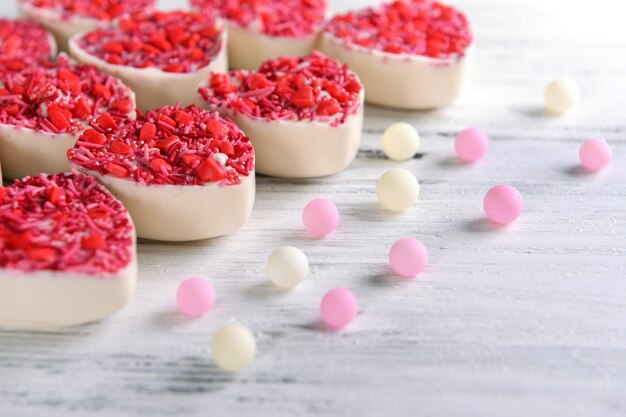 Deliciosos bombons de chocolate em forma de coração em close-up de mesa