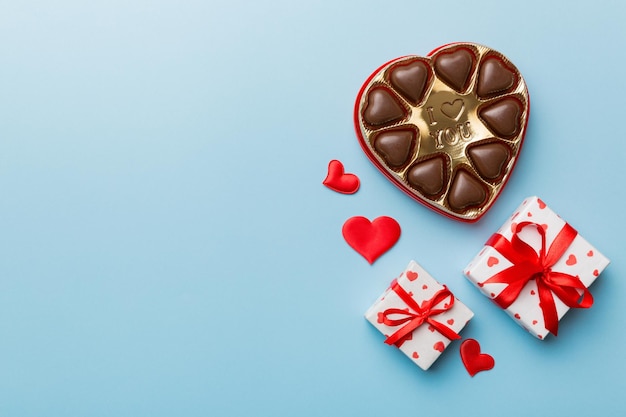 Deliciosos bombons de chocolate na caixa para o dia dos namorados. Em forma de coração com caixa de presente de chocolates vista superior com espaço de cópia.