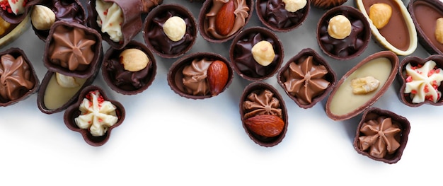 Deliciosos bombons de chocolate no fundo branco