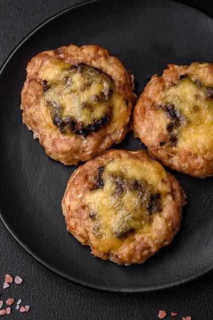 Deliciosos botes de carne al horno con champiñones queso sal y especias