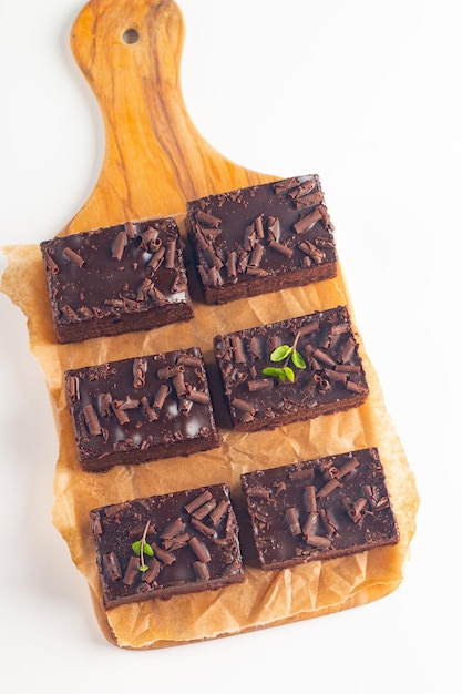 Deliciosos brownies de chocolate con menta sobre un fondo blanco Concepto de pastel dulce