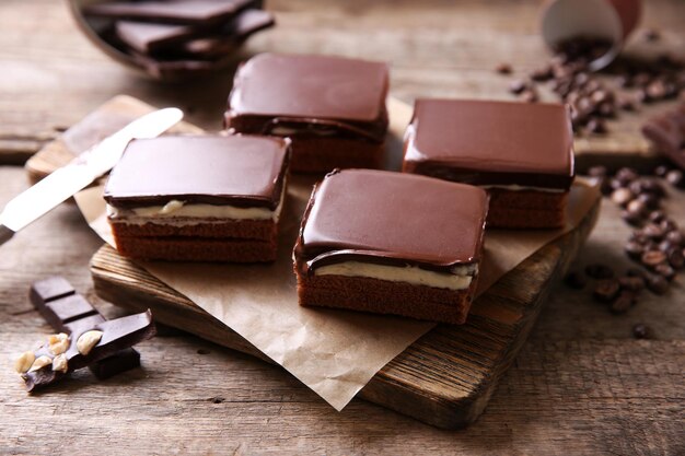 Deliciosos brownies de chocolate sobre fondo de madera