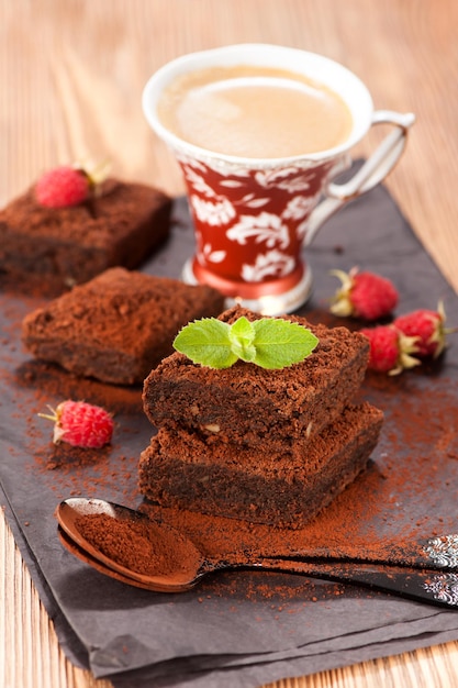 Deliciosos brownies de bolo de chocolate e xícara de café expresso