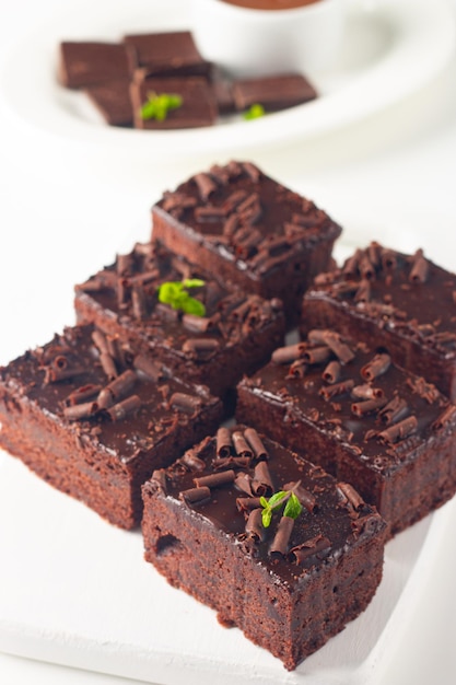 Deliciosos brownies de chocolate com hortelã em fundo branco conceito de bolo doce