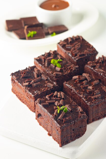 Foto deliciosos brownies de chocolate com hortelã em fundo branco conceito de bolo doce