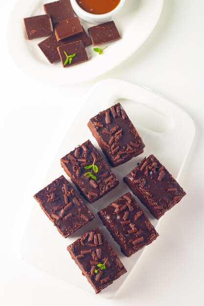 Deliciosos brownies de chocolate com menta em fundo branco Conceito de bolo doce