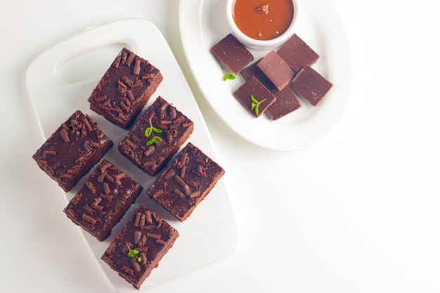 Deliciosos brownies de chocolate com menta em fundo branco Conceito de bolo doce