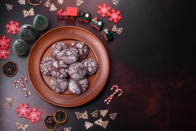 Deliciosos brownies frescos con adornos navideños sobre un fondo de hormigón oscuro