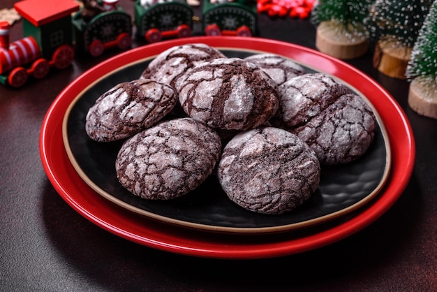 Deliciosos brownies frescos con adornos navideños sobre un fondo de hormigón oscuro