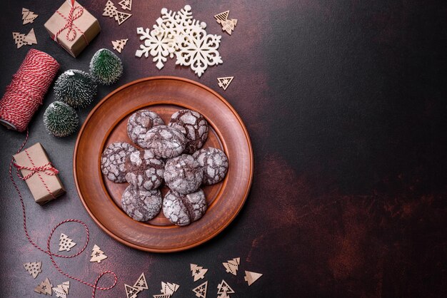 Deliciosos brownies frescos com decorações de Natal em um fundo escuro de concreto