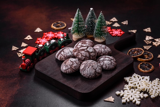 Deliciosos brownies frescos com decorações de Natal em um fundo escuro de concreto