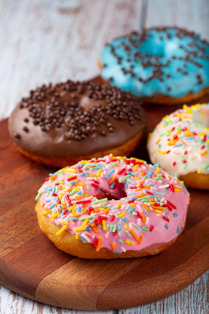 Deliciosos buñuelos de colores surtidos en la mesa