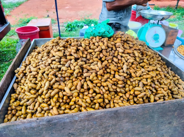 Deliciosos cacahuetes que están listos para ser hervidos y vendidos al borde de la carretera a un precio muy barato.